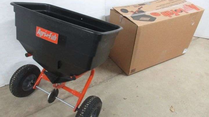 How to Clean Rust and Fertilizer from a Broadcast Spreader