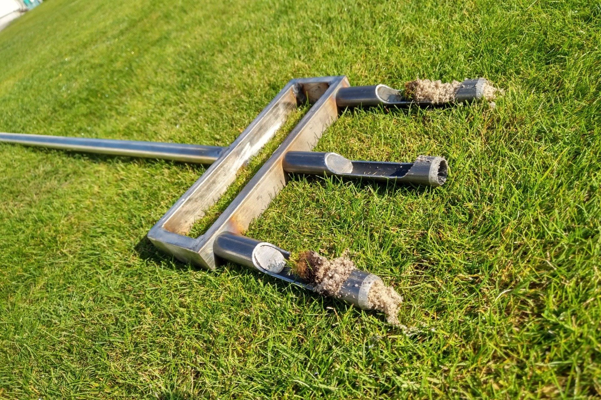 how to stop manual core aerator tines from clogging with mud