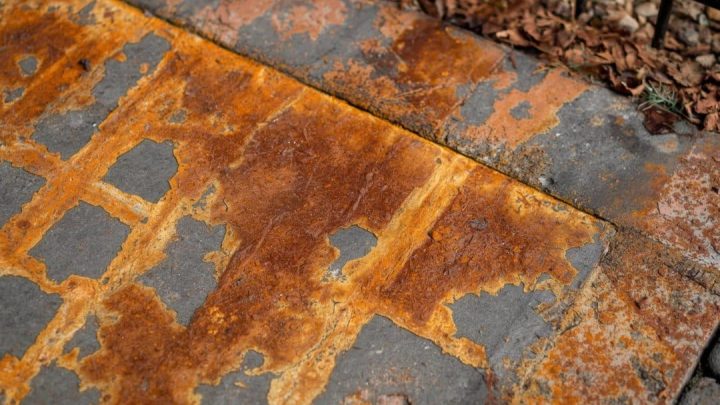 Will Liquid Iron Stain Concrete Driveways and Walkways?